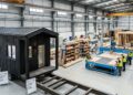 Microcasa sustentável industrializada com técnica Shou Sugi Ban e painéis sanduíche