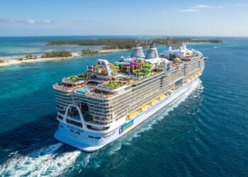 Icon of the Seas navega no Caribe como uma cidade flutuante cheia de piscinas e toboáguas