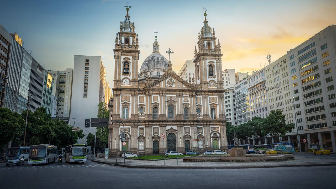 A monumental basílica com cúpula de mármore de 630 toneladas trazido de Lisboa que levou um século para ser concluída no Rio de Janeiro