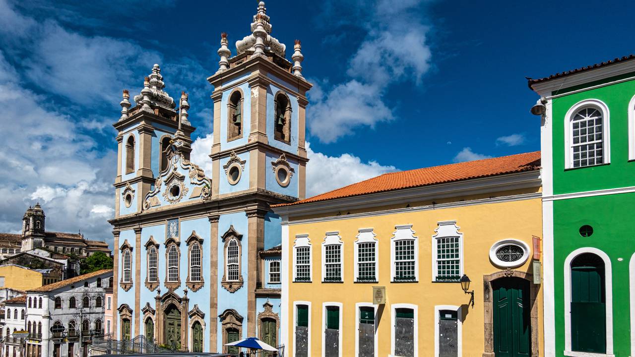 Com suas fachadas de 1704 e interior em estilo barroco, a igreja em Salvador virou o maior símbolo da resistência e fé da cultura afro