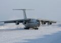 Il-76 pousando em pista nevada com trem de pouso robusto