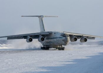 Il-76 pousando em pista nevada com trem de pouso robusto