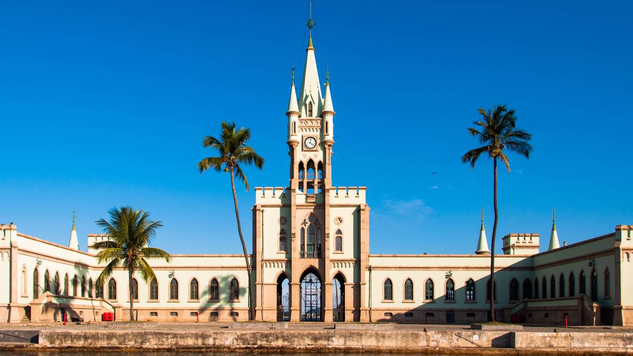 Com seu palacete neogótico de 1889, a Ilha Fiscal virou o cenário do último baile do Império antes da Proclamação da República
