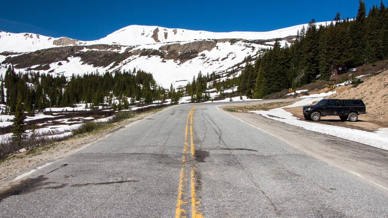 A rodovia Independence Pass atinge 3.687 metros no Colorado; com neve até o verão, é uma das rotas pavimentadas mais espetaculares das Rochosas