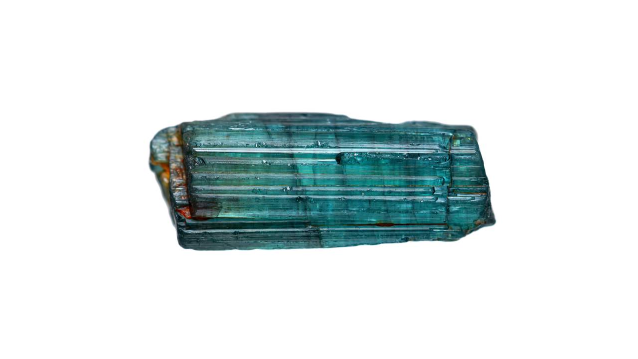 Esqueça a safira e o diamante azul, pois esta variedade rara de turmalina exibe tons profundos de oceano e um brilho magnético incomparável
