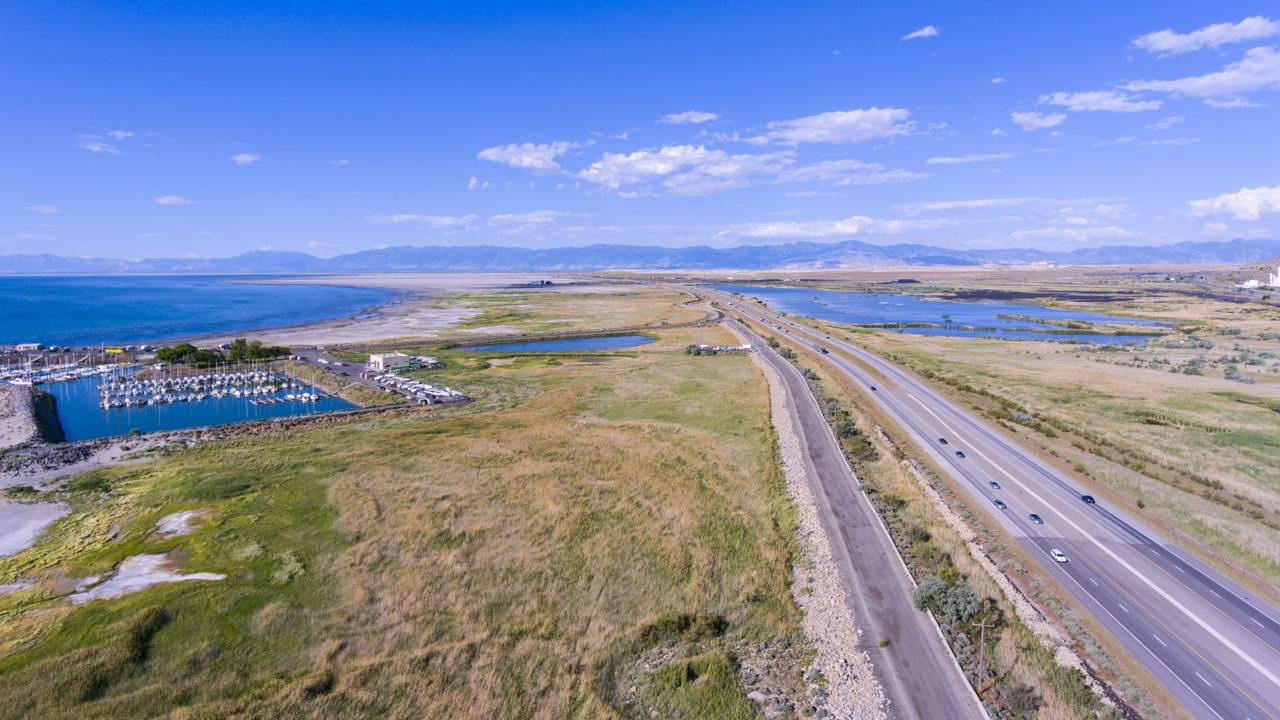 Cruzando os desertos de sal de Utah, a Interstate 80 surge como um dos trechos mais planos e visualmente infinitos da engenharia rodoviária americana