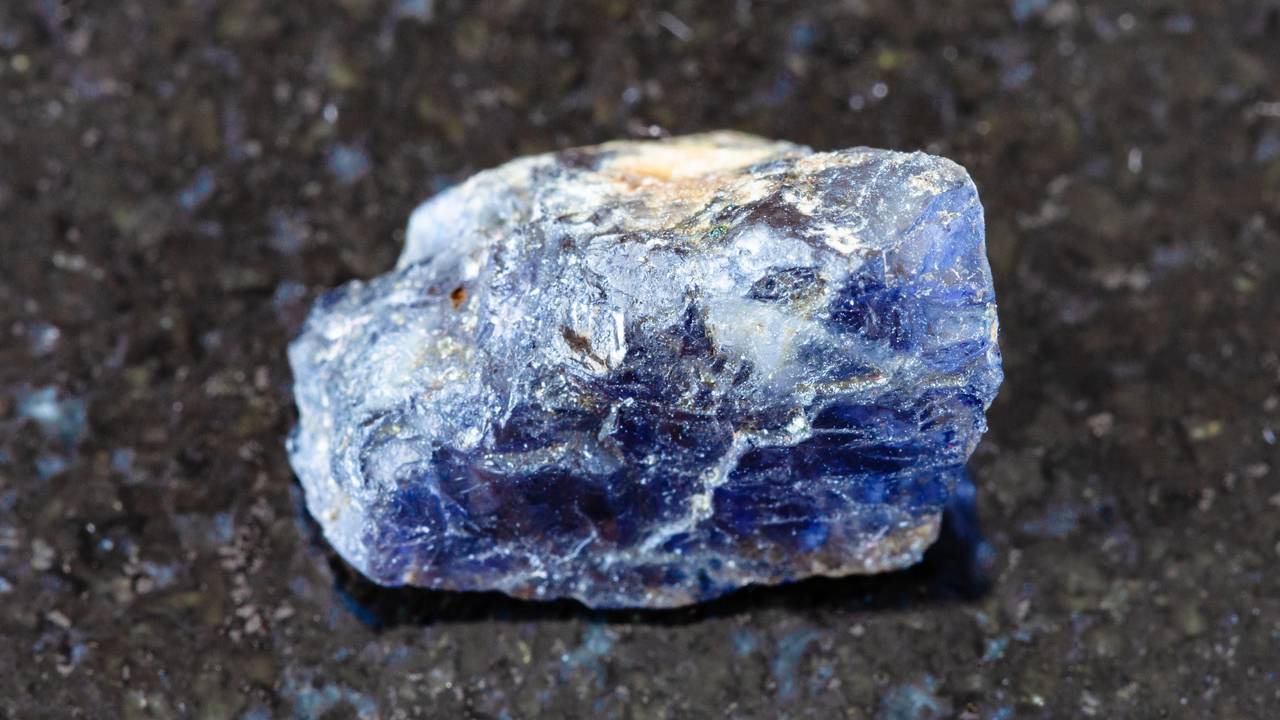 Esqueça o quartzo, pois esta gema pleocróica muda de cor conforme o ângulo e já serviu como bússola de navegação para antigos vikings
