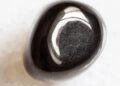 Esqueça a turmalina negra, pois esta gema orgânica de madeira fossilizada de dureza 3 exibe um preto profundo e foi usada na era vitoriana