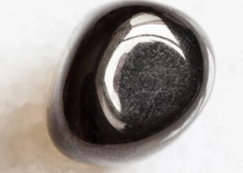 Esqueça a turmalina negra, pois esta gema orgânica de madeira fossilizada de dureza 3 exibe um preto profundo e foi usada na era vitoriana
