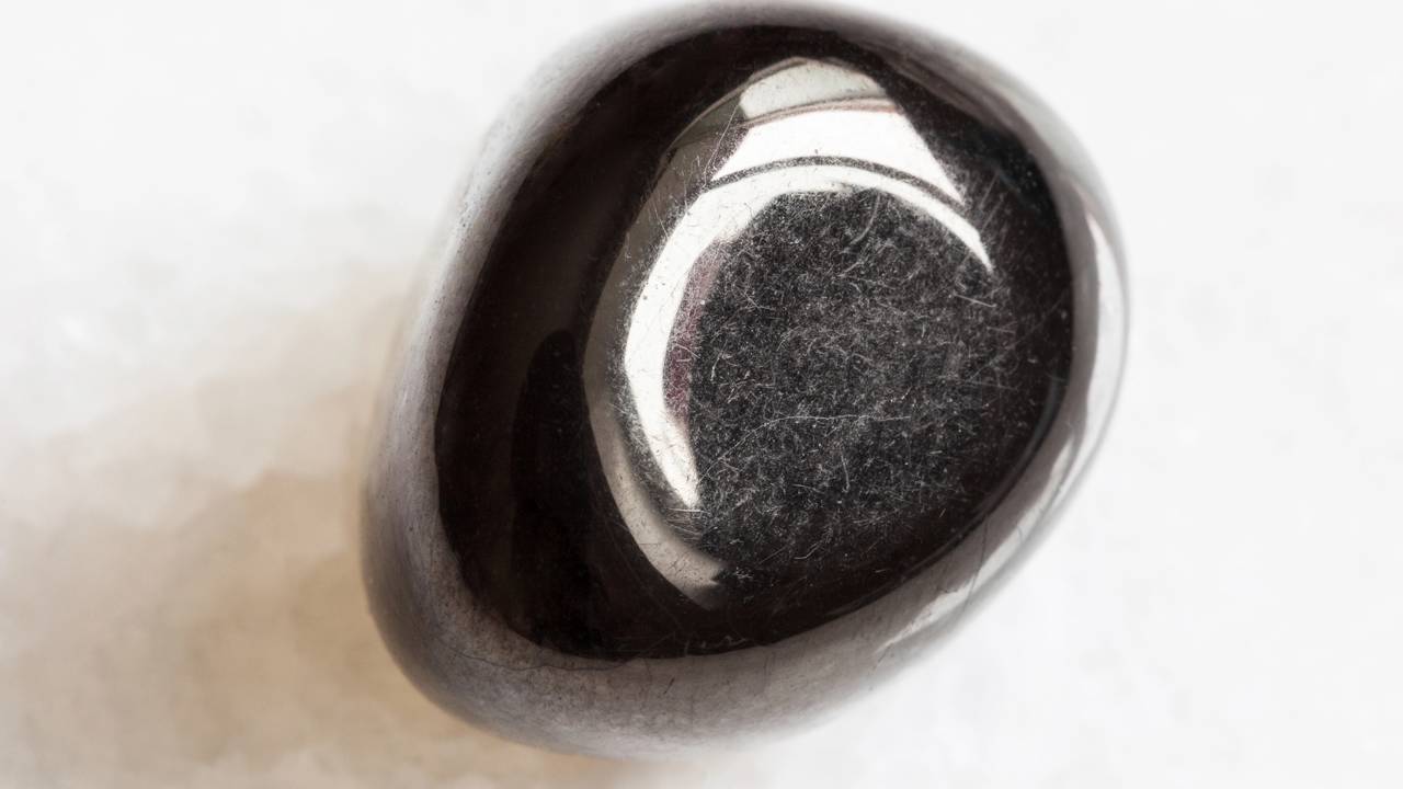 Esqueça a turmalina negra, pois esta gema orgânica de madeira fossilizada de dureza 3 exibe um preto profundo e foi usada na era vitoriana
