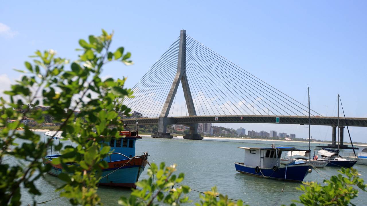 A elegante estrutura estaiada de 533 metros que se tornou a primeira do tipo na Bahia, integrando a paisagem litorânea e o turismo da região