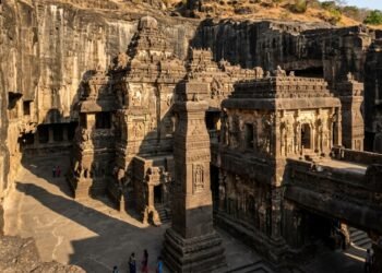 O impressionante templo de 1200 anos na Ásia que foi inteiramente esculpido de cima para baixo em uma única rocha gigante