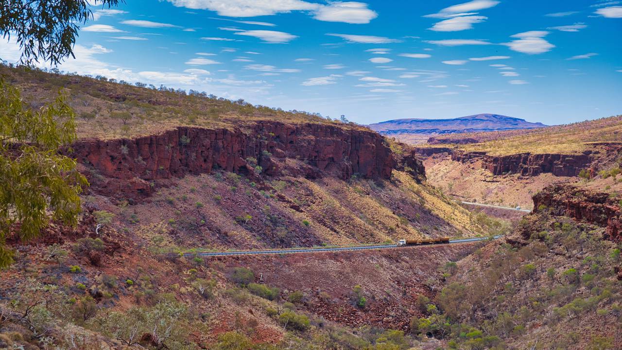 A Karijini Drive dá acesso ao coração de rocha vermelha da Austrália; cercada por abismos milenares, é o portal para os desfiladeiros mais raros do Outback