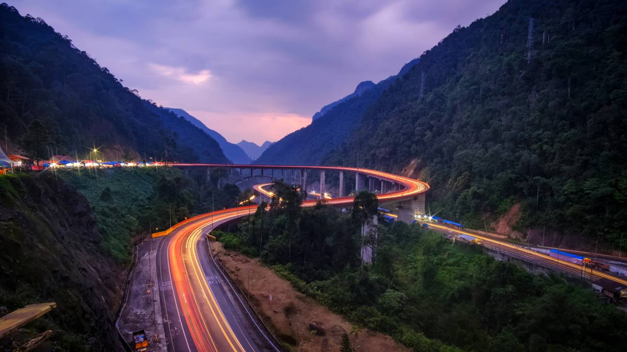Elevando-se a 50 metros sobre a selva com 6 viadutos em 2,5 km, a Kelok 9 na Indonésia virou um recorde de engenharia em áreas tropicais