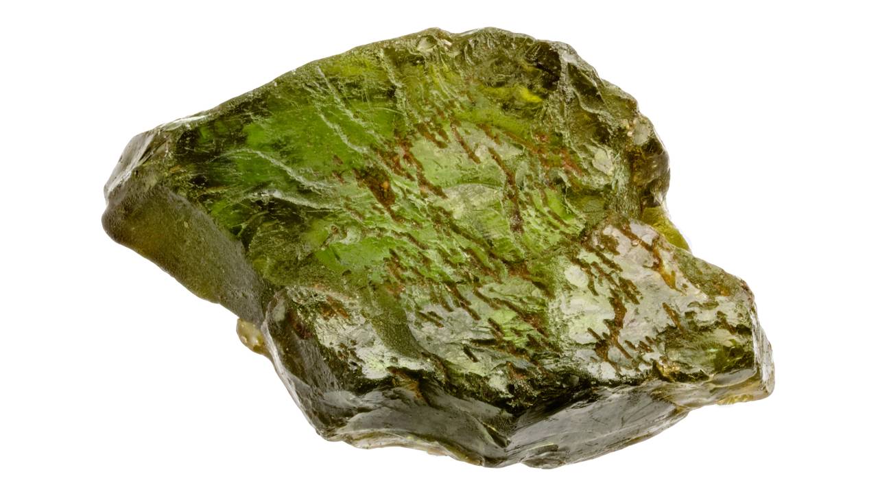 Esqueça a esmeralda, pois este borossilicato com dureza até 7 descoberto em 1884 brilha com fortes tons verde-oliva e marrom sob a luz 