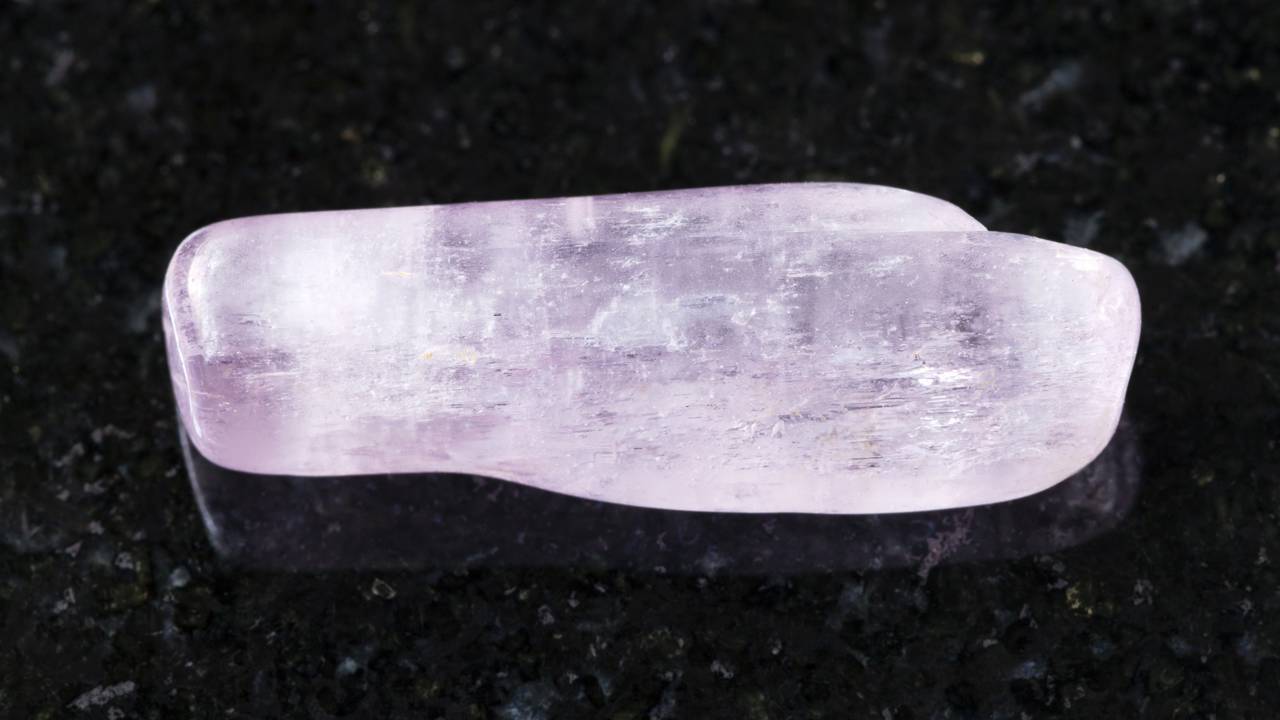Esqueça o quartzo rosa, pois esta gema de espodumênio descoberta em 1902 muda de cor sob a luz e desbota quando exposta ao sol