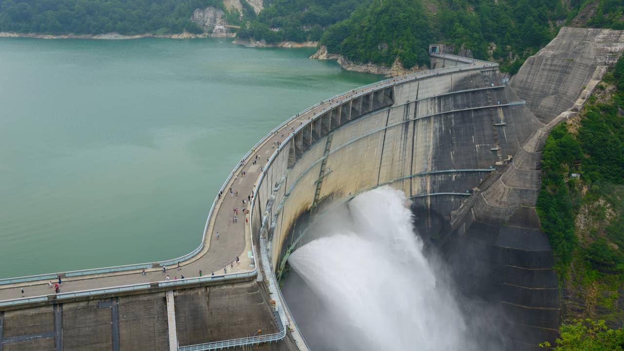 A represa Kurobe tem 186 metros de altura; sendo a maior do Japão, ela produz energia para abastecer milhões de casas no arquipélago