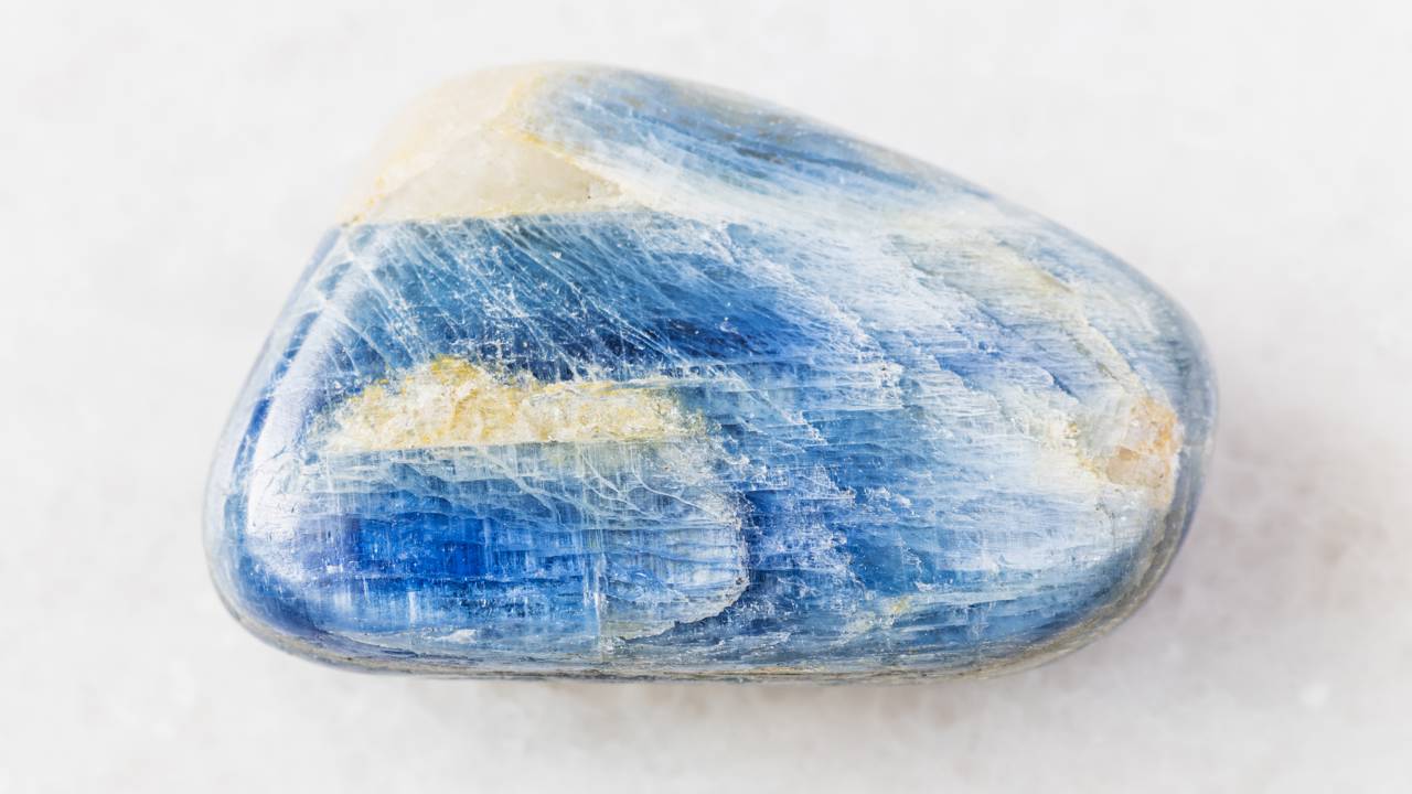Esqueça as gemas comuns, pois este cristal exibe duas durezas diferentes no mesmo corpo, sendo um dos fenômenos mais fascinantes da geologia