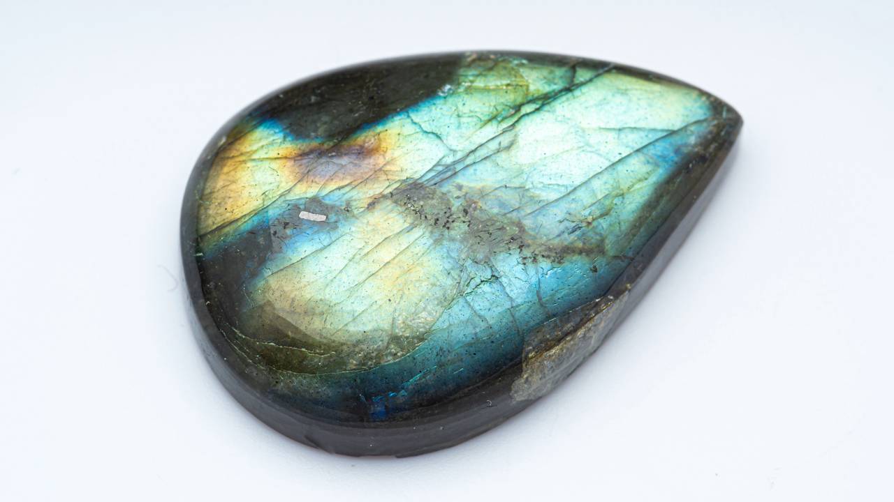 Esqueça a opala, pois este mineral com reflexos neon surge como um recorde visual da natureza e a joia da lenda inuíte