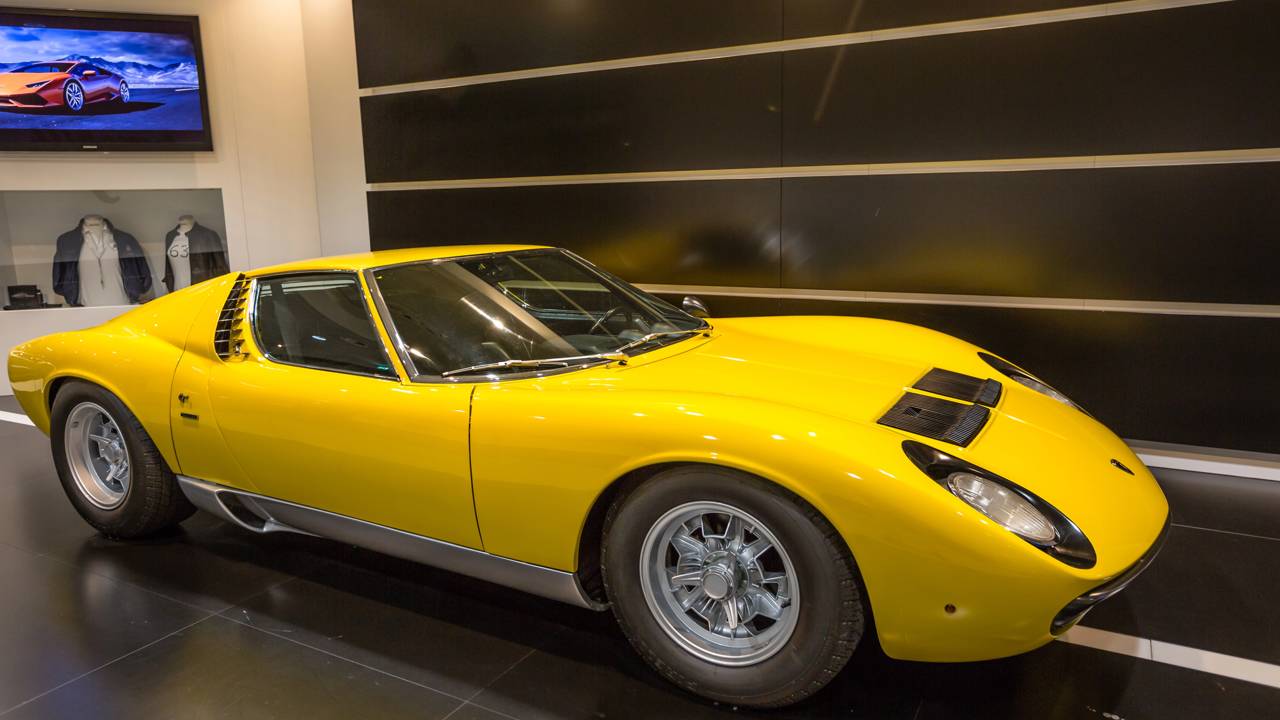 Projetado com motor V12 central traseiro em 1966, o clássico italiano com faróis marcantes inaugurou a era de ouro dos supercarros modernos