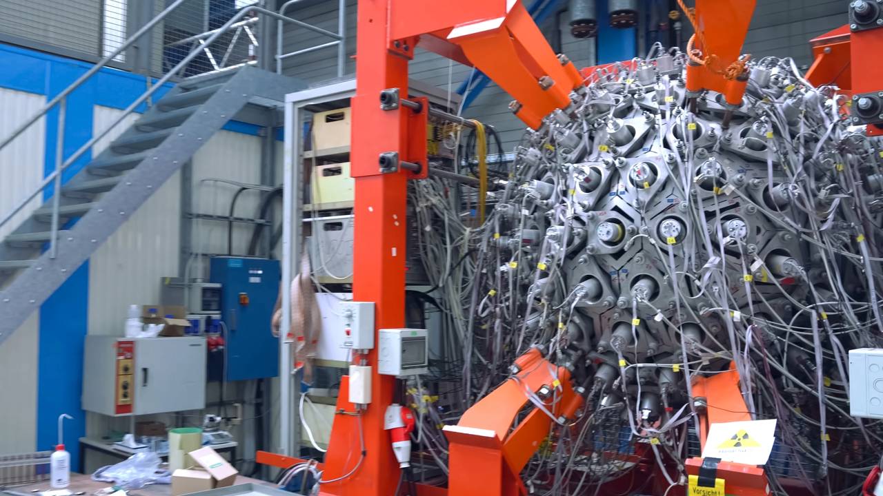 Ocupando um anel de 27 km de circunferência a até 175 metros de profundidade, o acelerador de partículas tornou-se a maior máquina do planeta