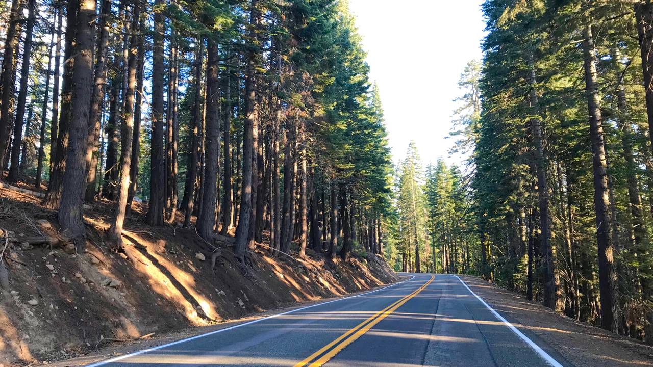 Estrada na Califórnia, a 2.590 metros de altitude, percorre 48 km pelo parque vulcânico e é um dos pontos mais altos da engenharia rodoviária da região