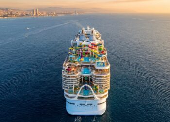 Legend of the Seas navega no Mediterrâneo com parque aquático no convés