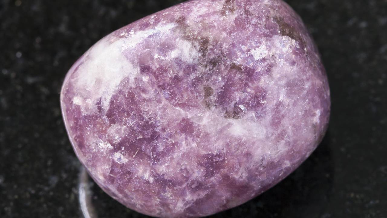Esqueça as micas comuns, pois este cristal de dureza 2,5 é o maior reservatório natural de lítio e brilha em tons lilases na natureza 