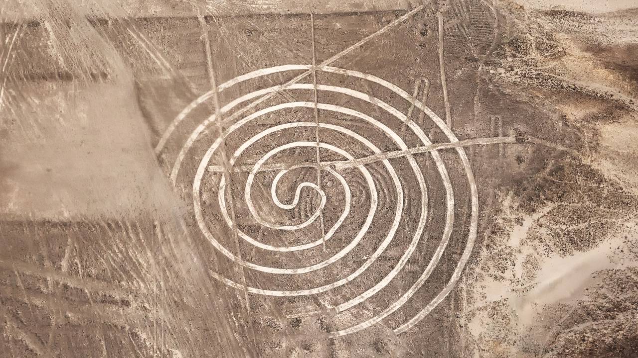 Espalhados por 450 km², estes geoglifos de 2.000 anos desenhados no deserto peruano revelam um mistério astronômico