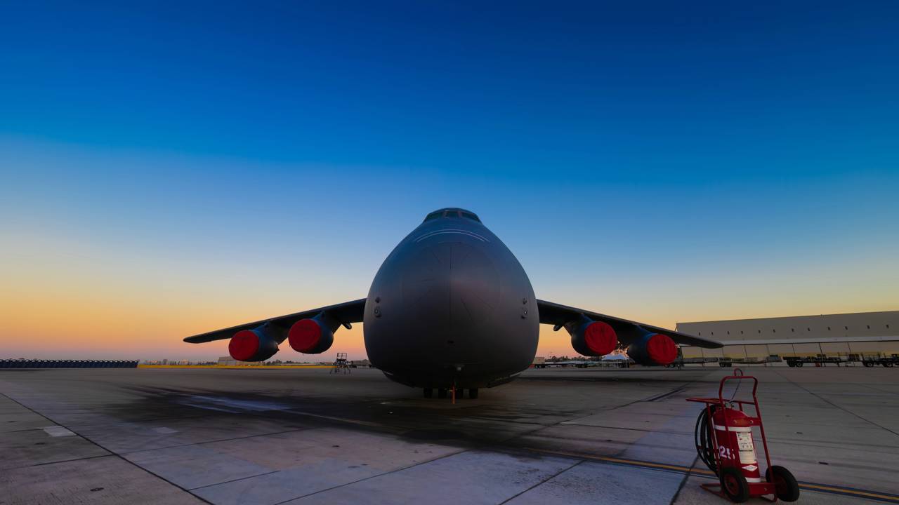 Com 122 toneladas de carga útil, este colosso da força aérea americana consegue transportar helicópteros e tanques pelo mundo inteiro
