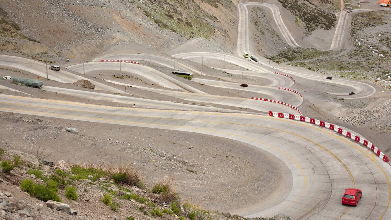 Com 29 curvas fechadas a 3.200 metros de altitude, a estrada chilena de Los Caracoles é o caminho de neve que une o Chile à Argentina