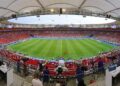 O clássico estádio alemão de 1933 reformado com cobertura de membrana tensionada e capacidade para 60.058 torcedores no coração de Stuttgart