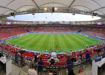O clássico estádio alemão de 1933 reformado com cobertura de membrana tensionada e capacidade para 60.058 torcedores no coração de Stuttgart