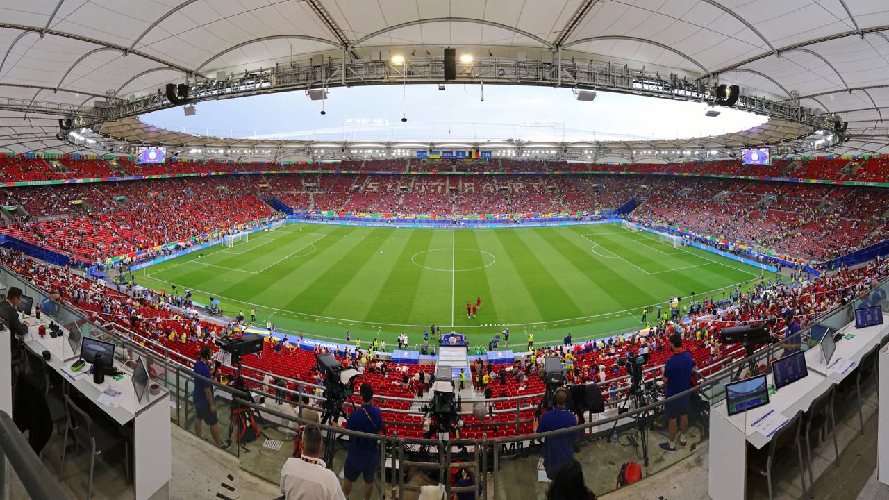 O clássico estádio alemão de 1933 reformado com cobertura de membrana tensionada e capacidade para 60.058 torcedores no coração de Stuttgart