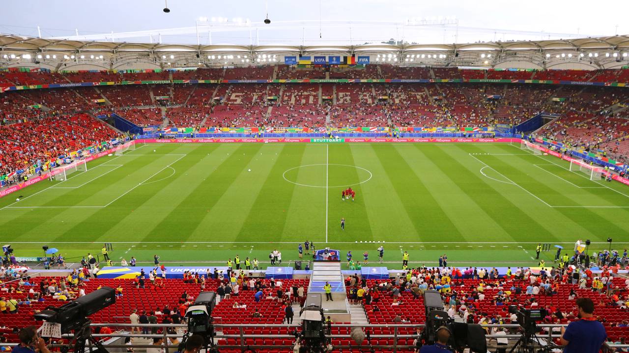 O clássico estádio alemão de 1933 reformado com cobertura de membrana tensionada e capacidade para 60.058 torcedores no coração de Stuttgart