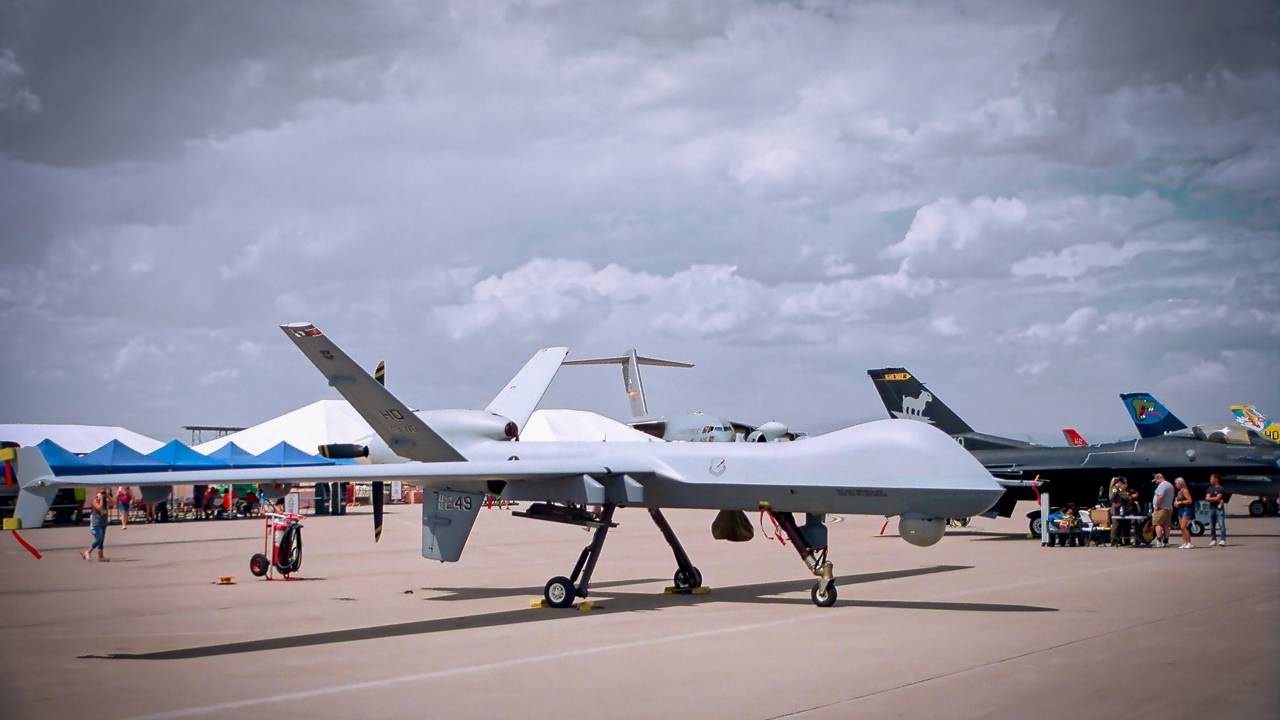O drone MQ-9 Reaper opera por até 30 horas a 15.240 metros de altura e utiliza designação a laser para atingir alvos com precisão cirúrgica