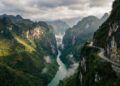 Passo Mã Pí Lèng com estrada na rocha e rio Nho Quế no abismo