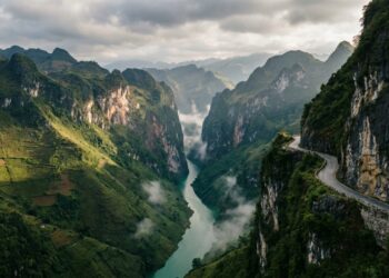 Passo Mã Pí Lèng com estrada na rocha e rio Nho Quế no abismo