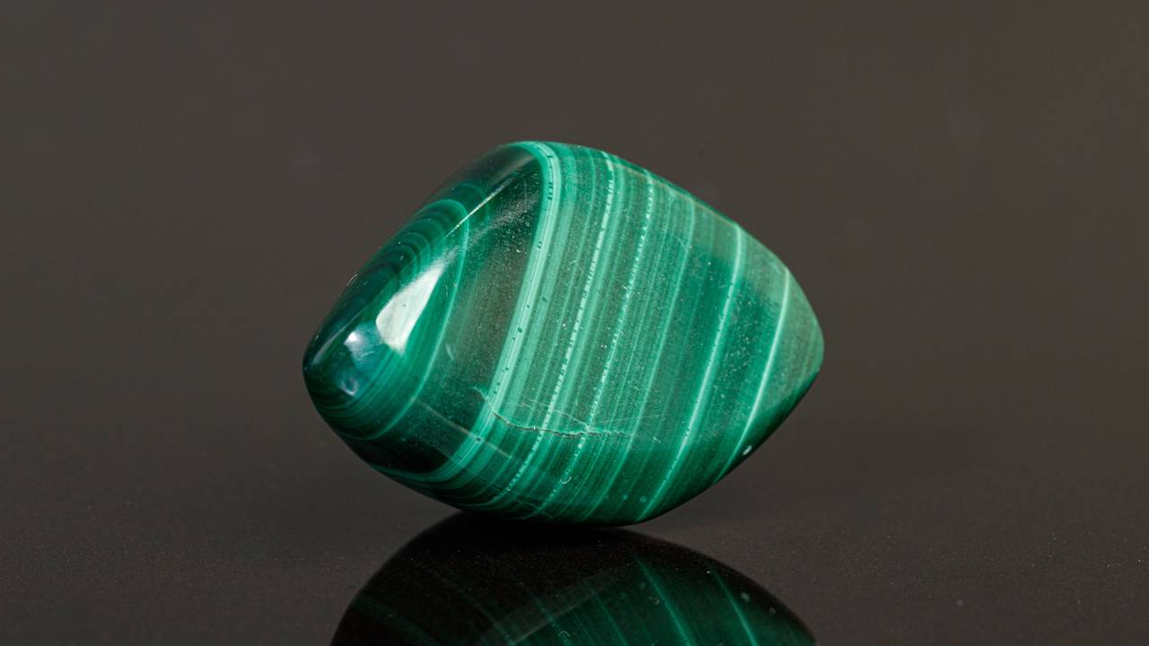 Esqueça a esmeralda comum, pois este mineral de faixas verdes brilhantes é rico em cobre e decora palácios imperiais, sendo uma gema fascinante