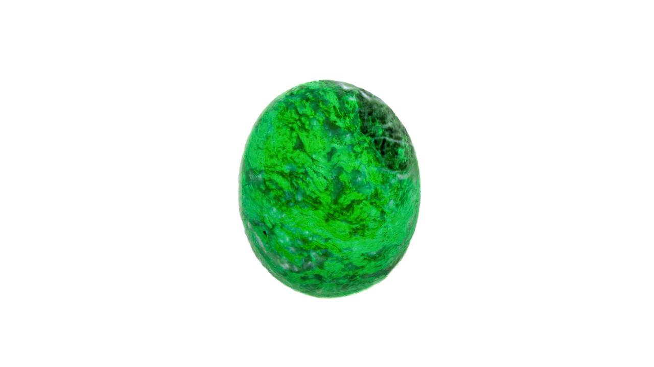 Esqueça o jade comum, pois esta rara rocha rica em cromo descoberta em 1963 exibe um verde-folha brilhante originário de depósitos de Mianmar