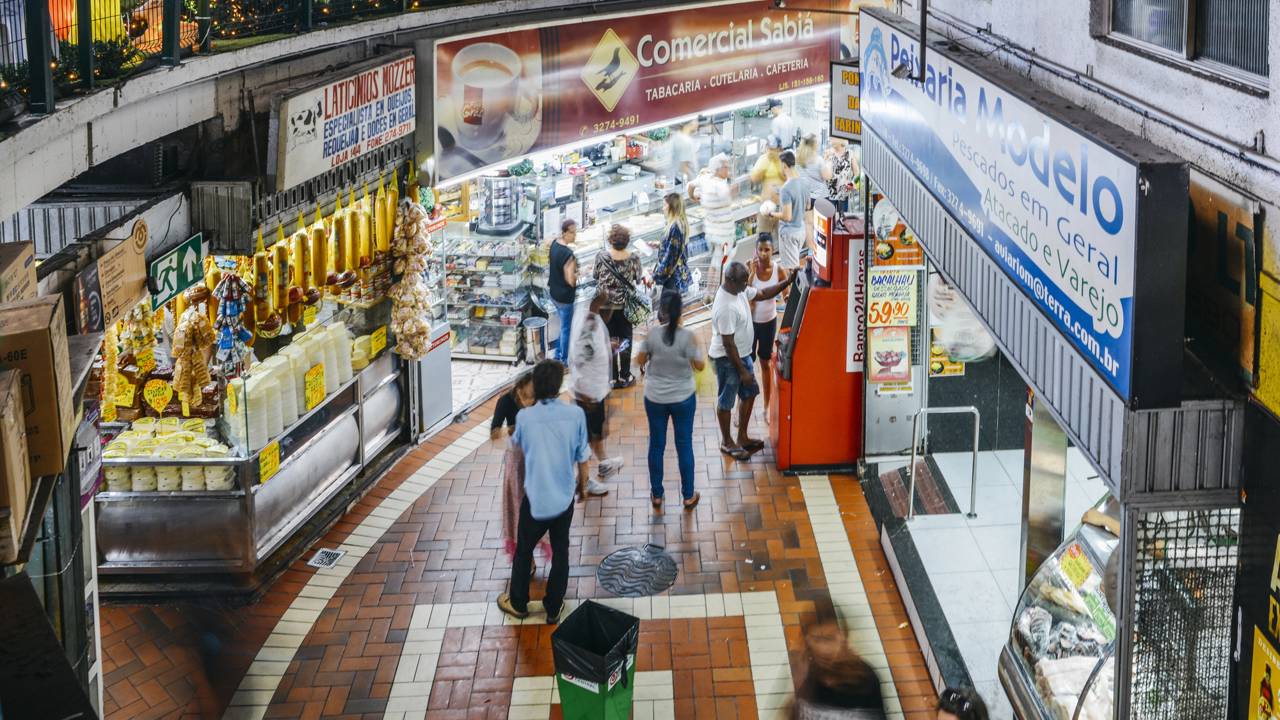 O tradicional galpão de 1929 que abriga mais de 400 lojas de produtos típicos e tornou-se a maior referência da gastronomia mineira em BH