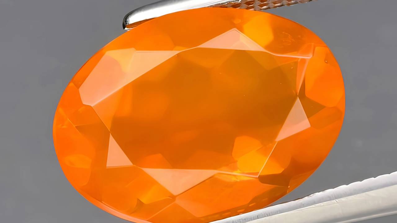 Esqueça o rubi comum pois esta gema mexicana brilha com a cor do fogo vulcânico e chega a custar até US$ 1.500 o quilate no mercado de luxo raríssimo
