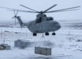 Mil Mi-26 içando carga pesada na Sibéria sobre neve e tundra