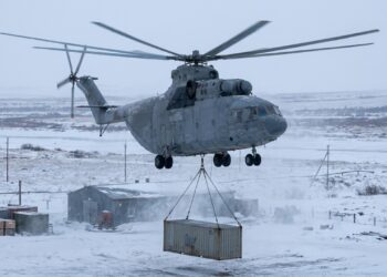 Mil Mi-26 içando carga pesada na Sibéria sobre neve e tundra