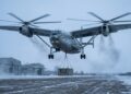 Mil V-12 gigante levantando carga pesada em pista soviética perto de Moscou