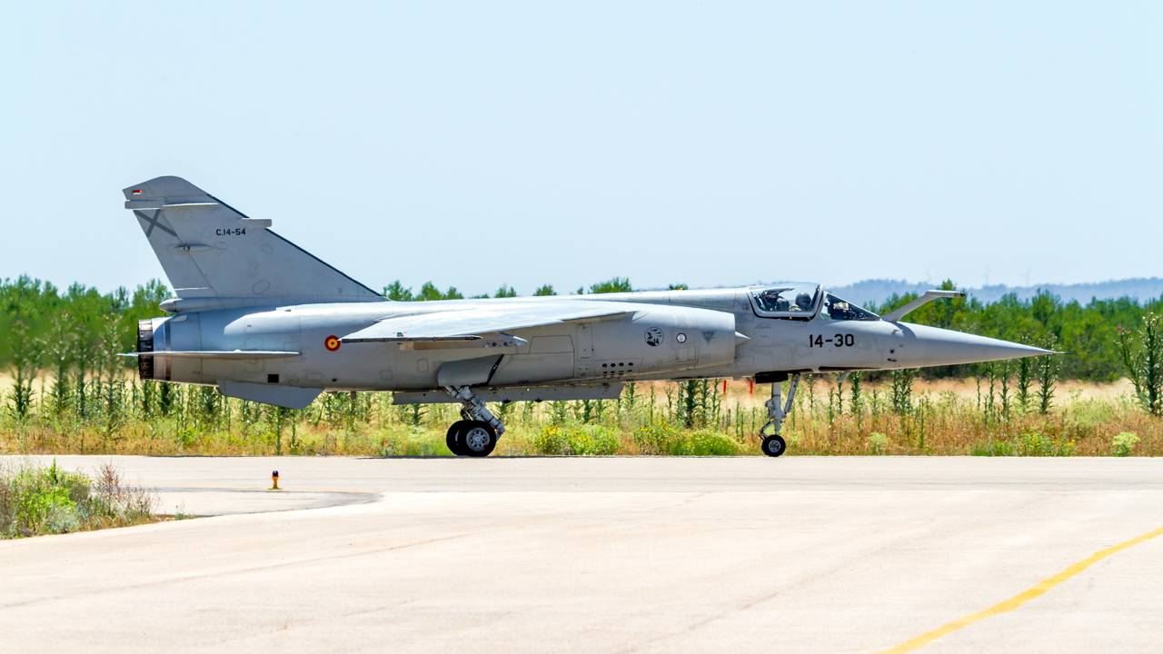 Com velocidade de Mach 2.1 e asas enflechadas, o Mirage F1 da França virou um interceptador icônico que operou em diversos conflitos ao redor do mundo