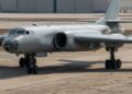 Bombardeiro Xian H-6 moderno aparece parado em pista militar