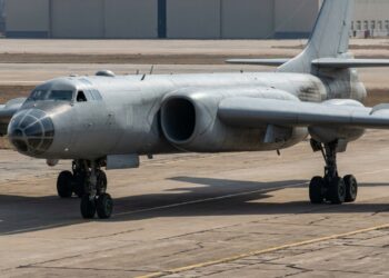 Bombardeiro Xian H-6 moderno aparece parado em pista militar