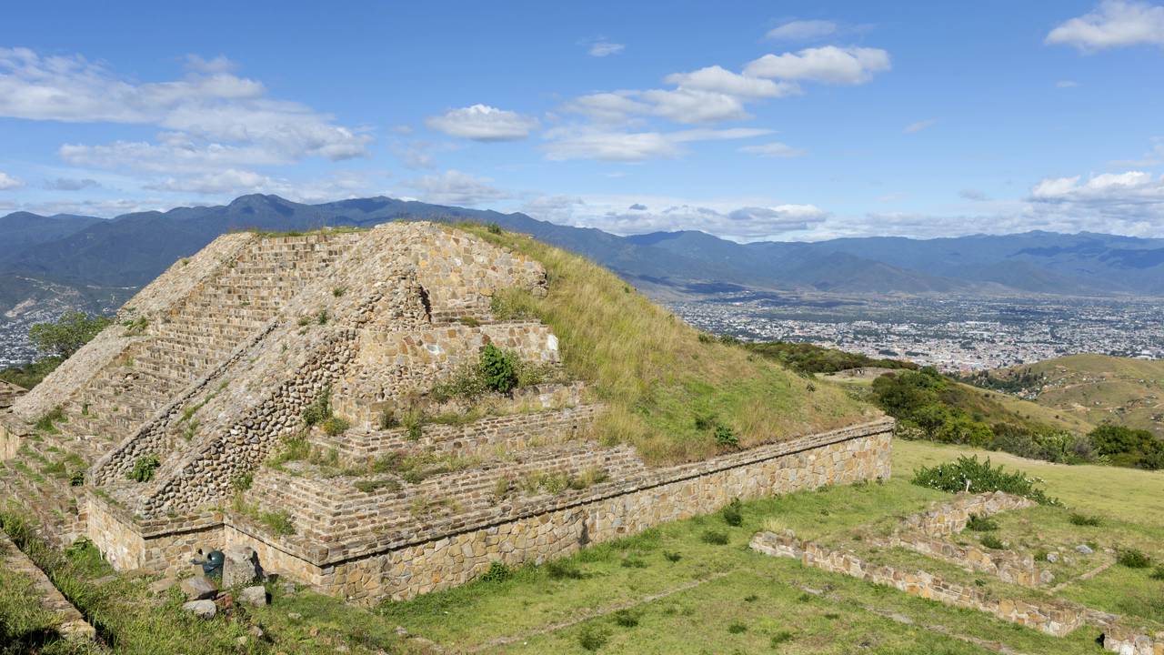 Situada a 1.900 metros de altitude, esta capital zapoteca dominou o Vale de Oaxaca por 1.000 anos e guarda pirâmides sagradas