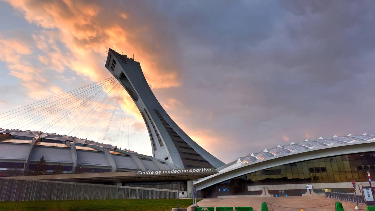 Projetada com 165 metros de altura na torre inclinada, a arena olímpica canadense é um marco audacioso de concreto no horizonte